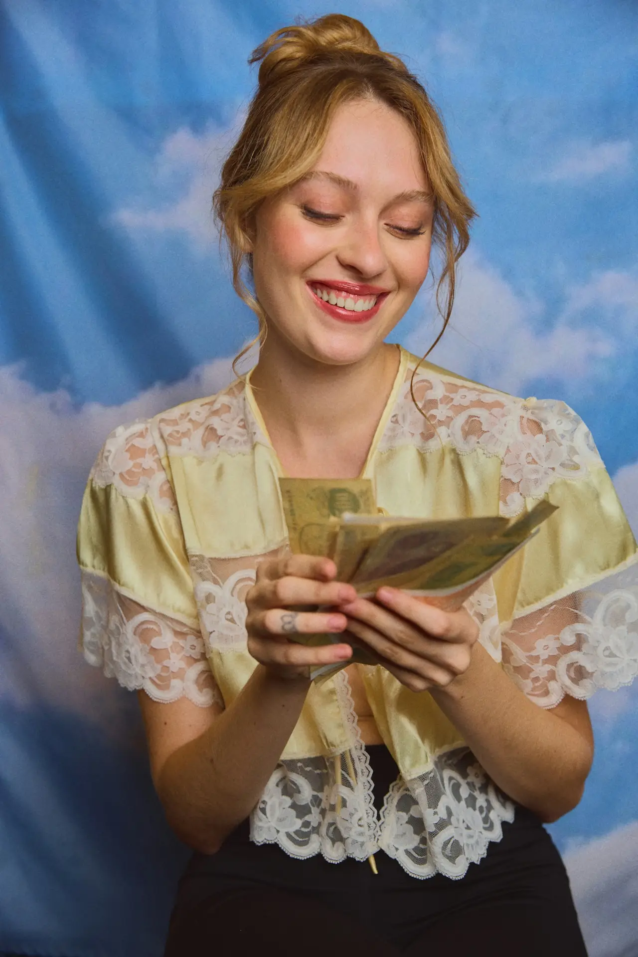 Blonde Frau die Geld zählt