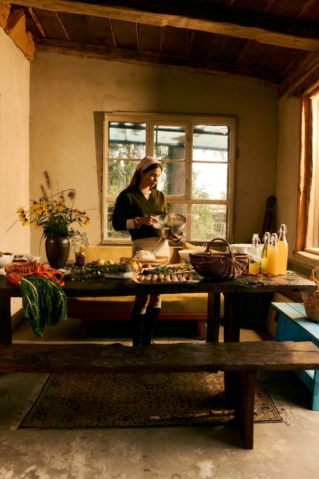 Frau alleine in ihrer Küche