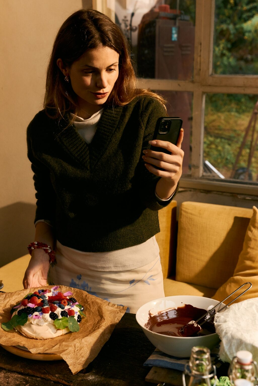 Frau, die Kochprozess mit Handy für Social Media filmt